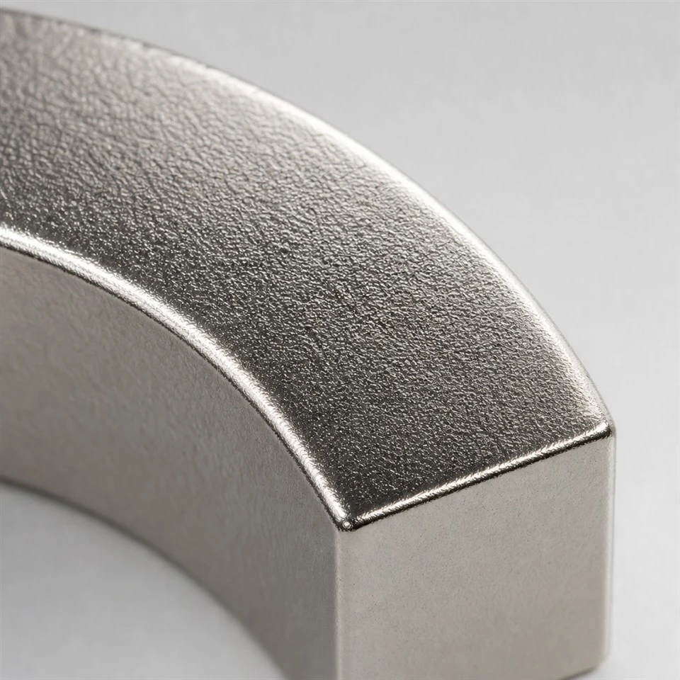 45sh-neodymium-arc-magnet-nickel-coating-detail